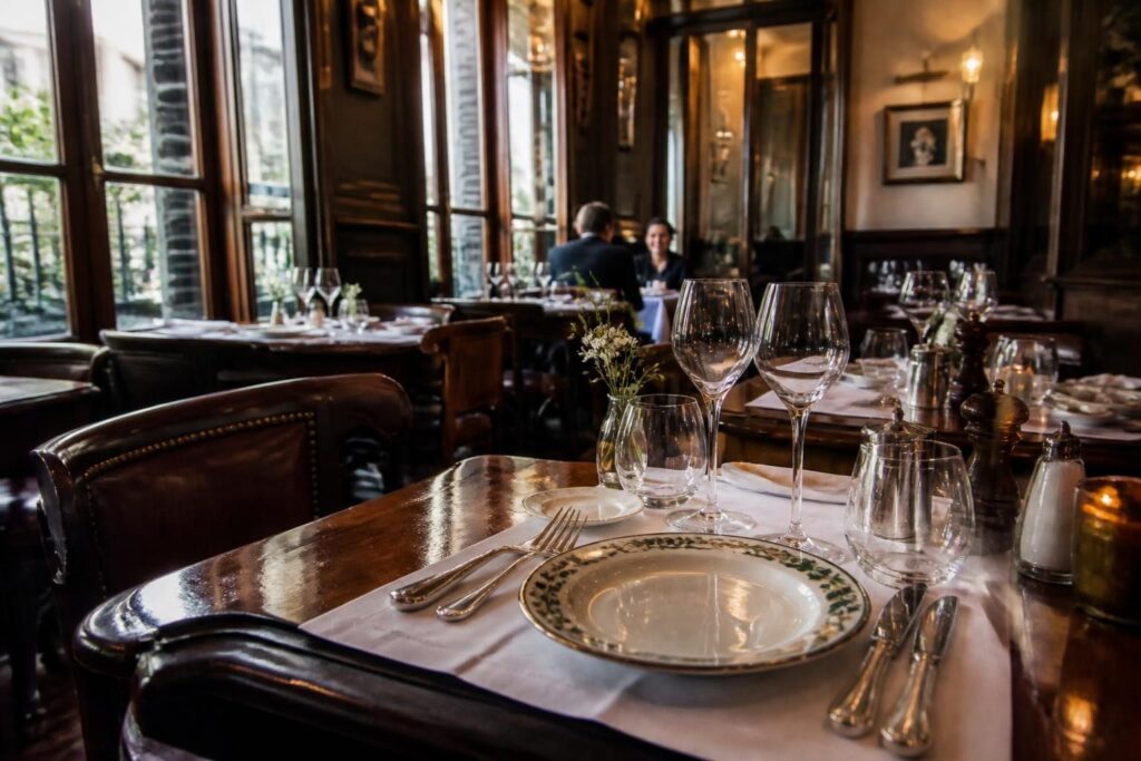 découvrez les restaurants les plus sexy à paris pour un dîner romantique inoubliable, alliant ambiance élégante, cuisine raffinée et cadre intime.